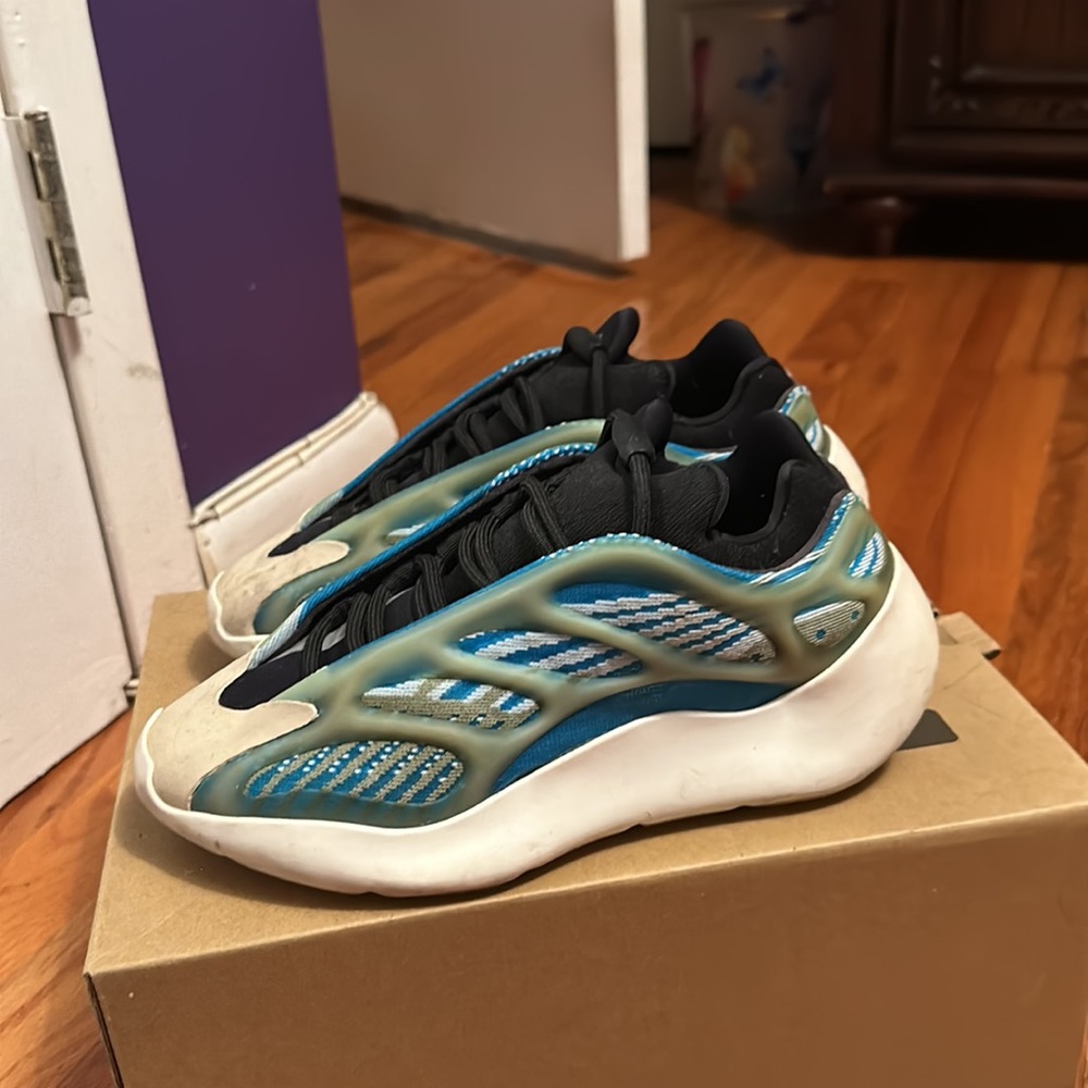 Yeezy 700 - Picture 2 of 3